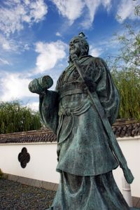 Statue of Sun Tzu in Yurihama, Tottori, in Japan. (Photo by 663highland, Wikimedia Commons)